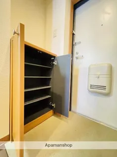 プリミエール八幡【1階】の玄関