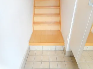 馬車道館【2階】の玄関