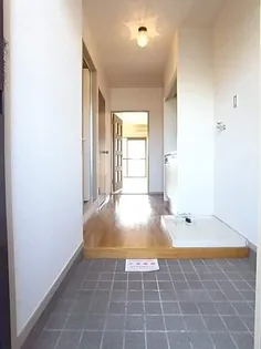 エルメゾン東海通【2階】の玄関