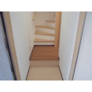 アースクエイク川間【1階】の玄関