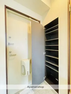 ベクヴェーム・ラウム【5階】の玄関