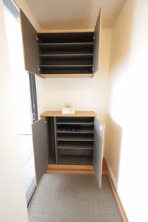 VANTAGE A・B棟【B-201号室】の玄関