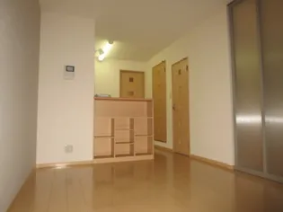 ポートサイドカクサン【2階】の居間