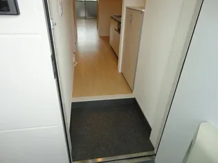 コン・エスプランサ【1階】の玄関