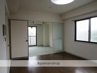 コアロード鷹ヶ峯【302号室】の居間