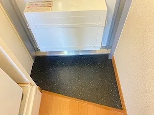 レオパレスウエストリバー【2階】の玄関