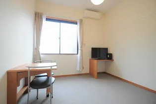 レオパレスエスポア六番町【203号室】の居間