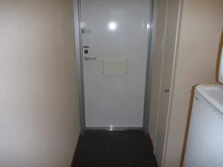 レオパレスCRANECRANE【101号室】の玄関