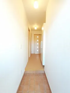 メゾンSAKAKI【1階】の玄関