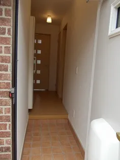 メゾンSAKAKI【1階】の玄関