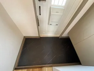 アベニューハタダⅢ A【1階】の玄関