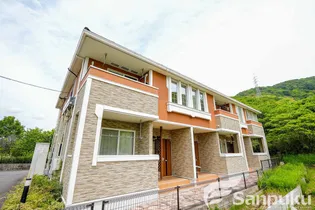 ナッツィオーネ クロスの画像