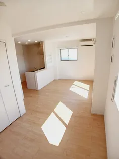 マードレS Ⅱ【2階】の居間