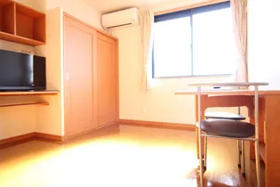 レオパレスサーブ【101号室】の居間