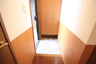 メゾン・テルシャトー B棟【B102号室】の玄関