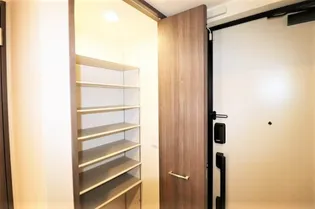 リトルノナチカ【2階】の玄関