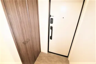 リトルノナチカ【2階】の玄関