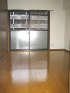 クレセント・ウエスト【1階】の居間