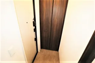 リトルノナチカ【2階】の玄関