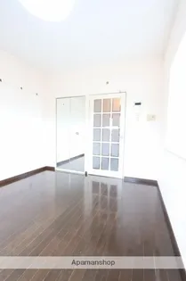 ホワイトシャトー大橋参番館【4階】の居間