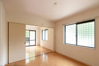 パインコート【1階】の居間