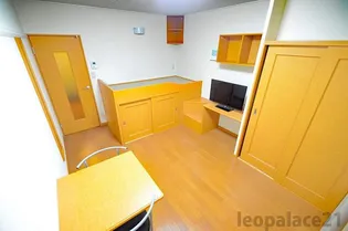 レオパレスエミネンス【204号室】の居間