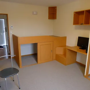 レオパレスKASAMATU【1階】の居間