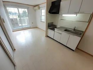 ラフィネ花瀬 四番館【2階】の居間