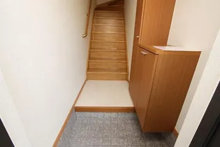 ラフィネ花瀬 四番館【2階】の玄関