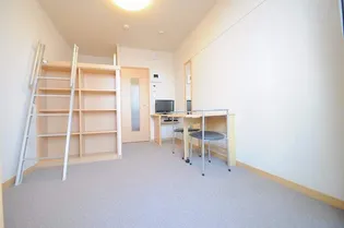 レオパレスモンペール【4階】の居間