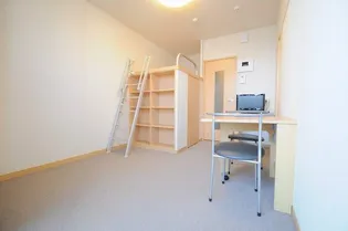 レオパレスモンペール【4階】の居間