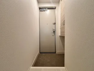 ロイヤルタウン上峰B【105号室】の玄関