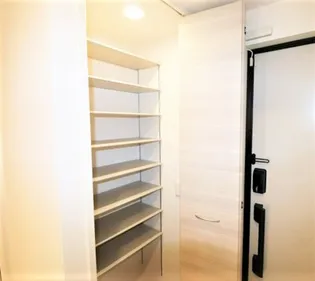 リトルノナチカ【1階】の玄関