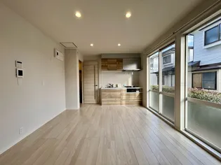 フローラルパレス A棟【1階】の居間