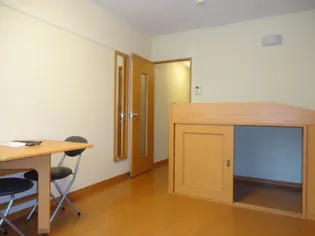 レオパレスピュアⅡ【112号室】の居間