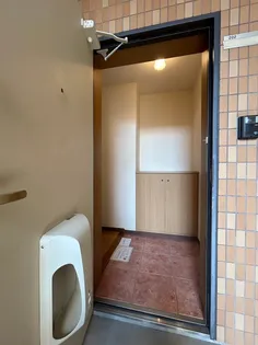 アットフィールド【2階】の玄関