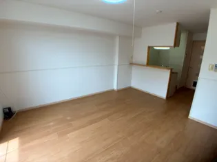 ガーデンコート C【1階】の居間