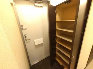 レオネクストTOMAⅠ【110号室】の玄関