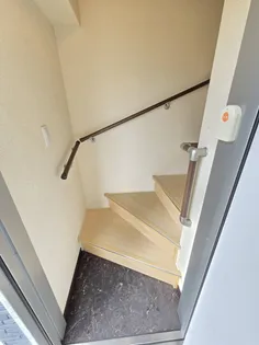 レオネクストひかり【204号室】の玄関