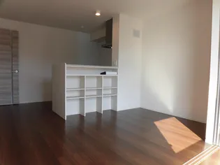 グランド シャイン B棟【2階】の居間