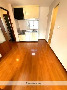 シャイニーウイング【B102号室】の居間