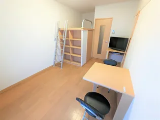 レオパレスホワクラハイツ【305号室】の居間