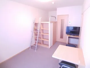 レオパレスホワクラハイツ【402号室】の居間