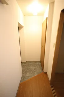 パークサイドひえだ【3階】の玄関