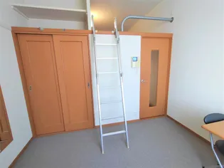 レオパレス源藤Ⅲ【215号室】の居間