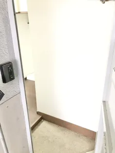 丸真ビル【205号室】の玄関