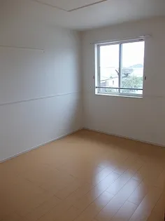 ティータウン レガーロ E【2階】の居間