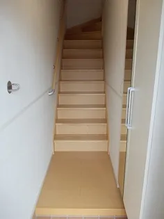 ティータウン レガーロ E【2階】の玄関