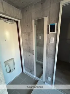 The Rock APT【305号室】の玄関