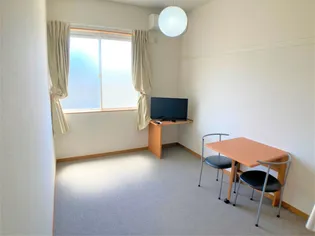 レオパレスカレンティーナ【201号室】の居間